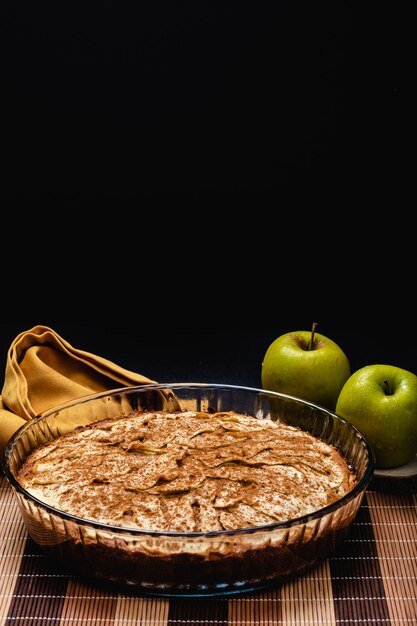 Zoete zelfgemaakte appeltaart met kaneel