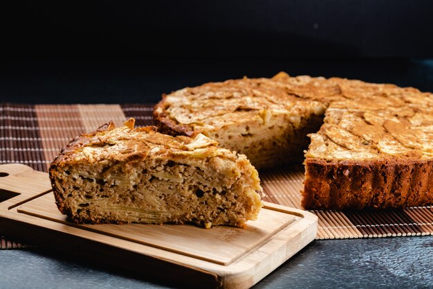 Zoete zelfgemaakte appeltaart met kaneel