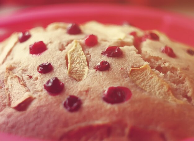 Zoete zelfgemaakte cake met veenbessen close-up