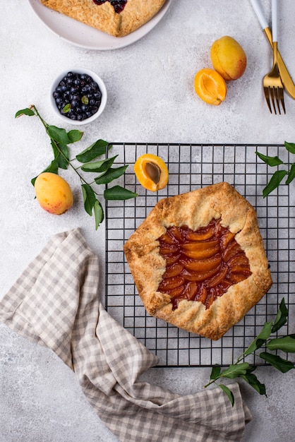 Zoete zelfgemaakte galettetaart met fruit