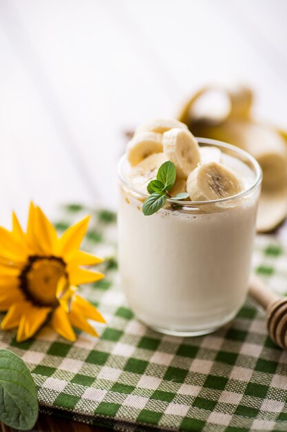 Zoete zelfgemaakte yoghurt met bananen en honing