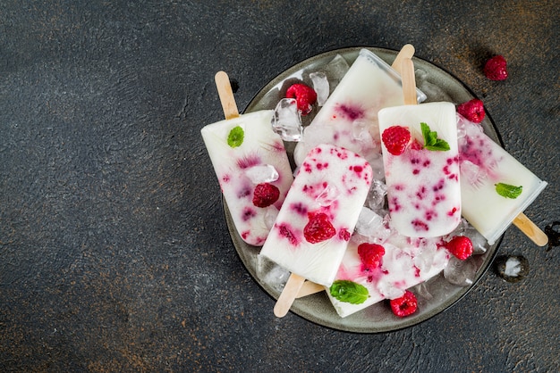 Zoete zomerdesserts, zelfgemaakte biologische ijsijsjes