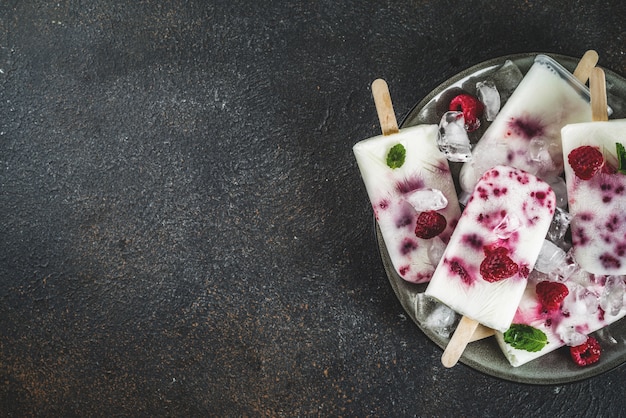 Zoete zomerdesserts, zelfgemaakte organische ijsijsjes van framboos en yoghurt