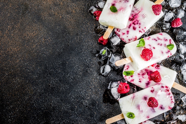 Zoete zomerdesserts, zelfgemaakte organische ijsijsjes van framboos en yoghurt