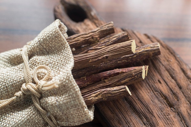 Zoethoutwortel op tafel Glycyrrhiza glabra