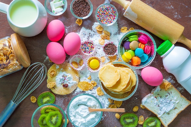 Zoetwaren en taartbenodigdhedenKommen met ingrediënten die nodig zijn voor het bakken van kleurrijke cupcakes