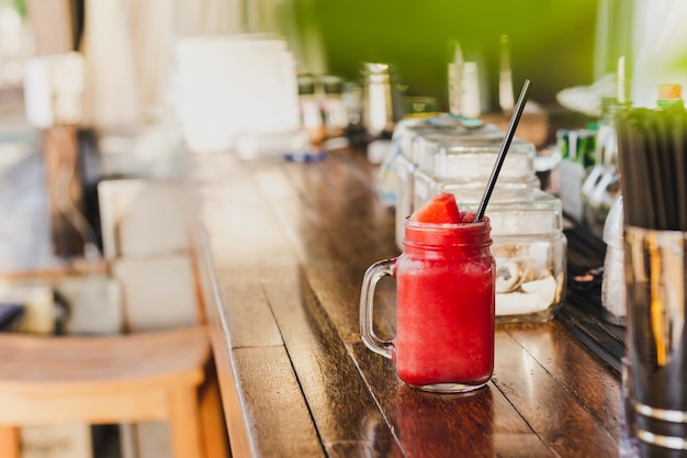 Zoetwatermeloen smoothie in de glazen pot op de toonbank