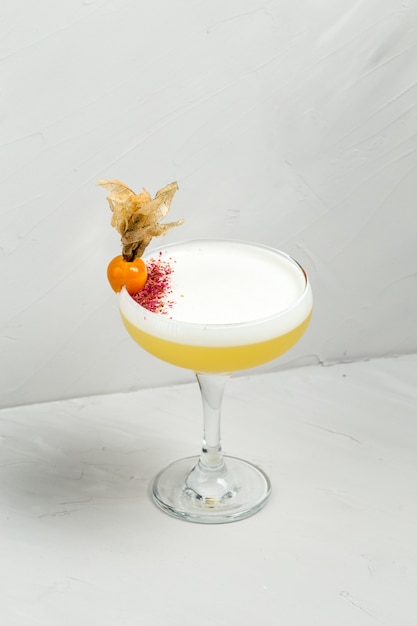 Zoetzure cocktail versierd physalis van de alcohol