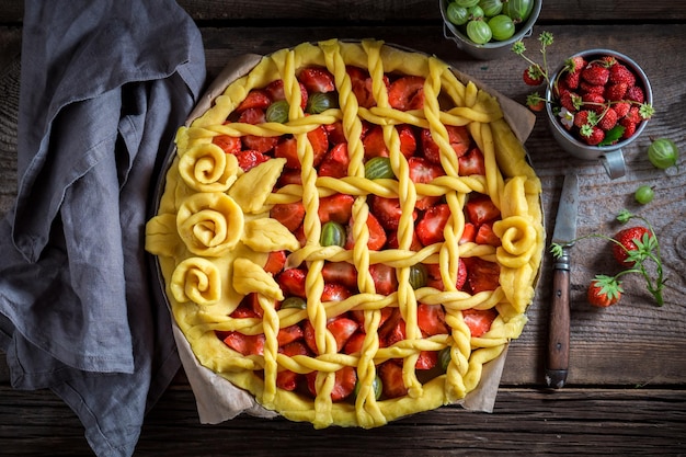 Zoetzure taart met aardbeien en kruisbessen