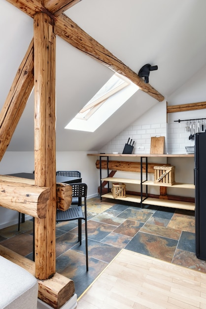 Zolder appartement modern keukenappartement interieur met oude rustieke houten balken en meubels