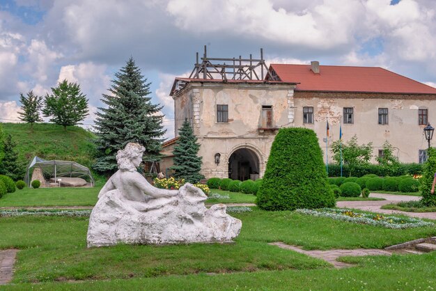 Foto zolochiv oekraïne 06072021 zolochev kasteel in de regio galicië van oekraïne op een zonnige zomerdag