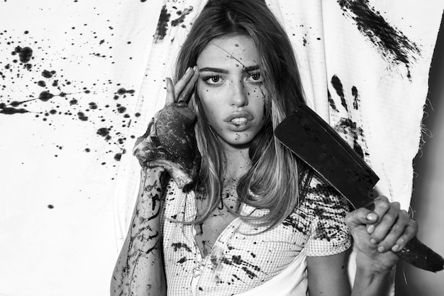 Zombie happy halloween agressief meisje in bloed vol bloeddonatie en donar bloed lust een verschrikkelijk