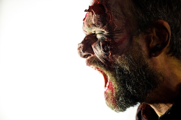 Фото Мужской макияж зомби для концепции хэллоуина. кровь на коже лица