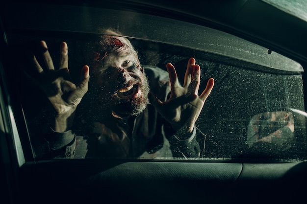 Trucco maschio zombie per il concetto di halloween. sangue sulla pelle del viso