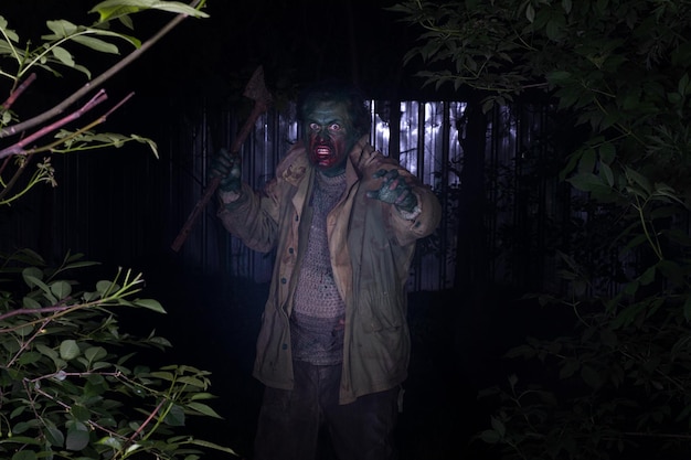 Foto uomo zombie nella foresta di notte
