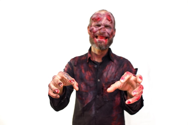 Zombie mannelijke make-up voor halloween concept. Bloed op huid gezicht