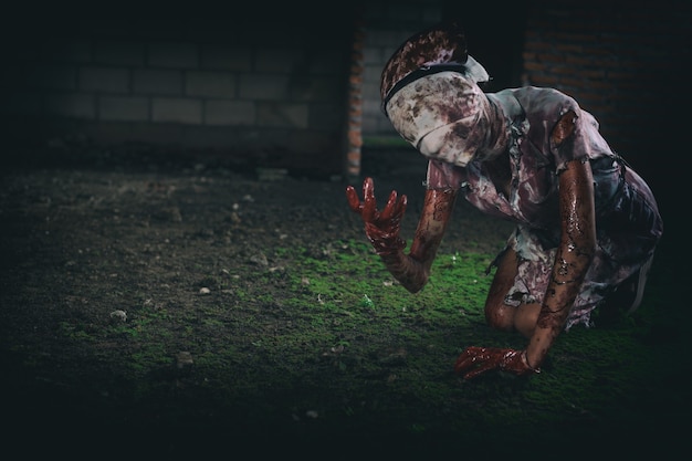 Foto zombie womanhorror ha sparato allo spaventoso male folle infermiera psicosi womanhalloween tema scuro