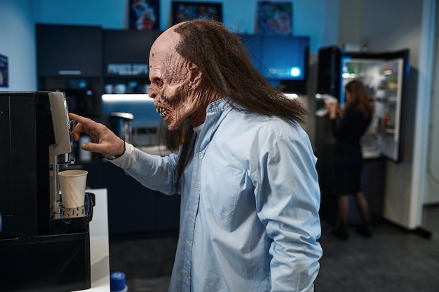 Photo zombie worker making coffee using vending machine