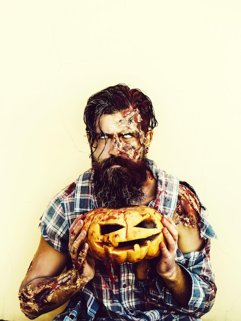 Zombieman met Halloween-pompoen