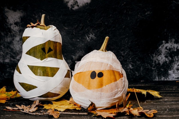 Zombiepompoenen in verband op een donkere achtergrond Het concept van Halloween