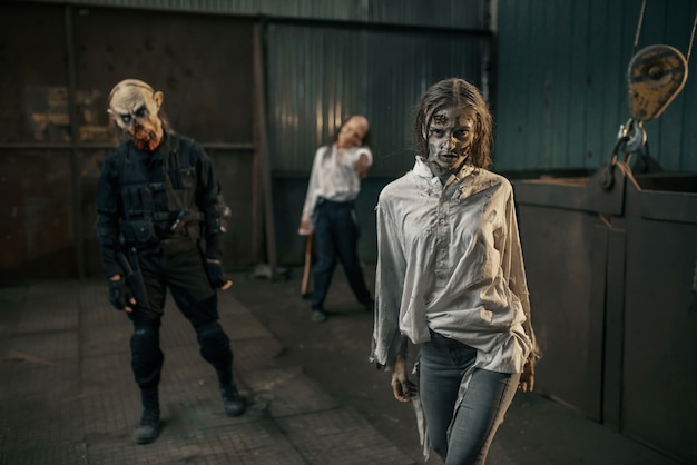 Zombies op zoek naar vers vlees, verlaten fabriek