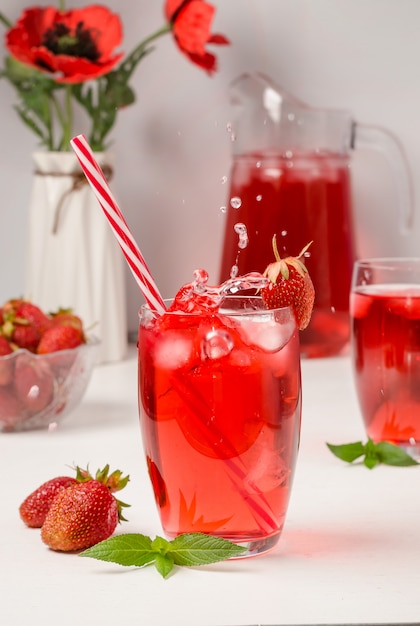 Zomer aardbei drankje met plons van vallend ijs