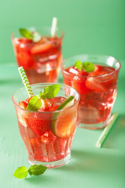 Zomer aardbeien limonade met limoen en munt