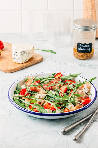 Zomer aardbeien salade met spek en blauwe kaas