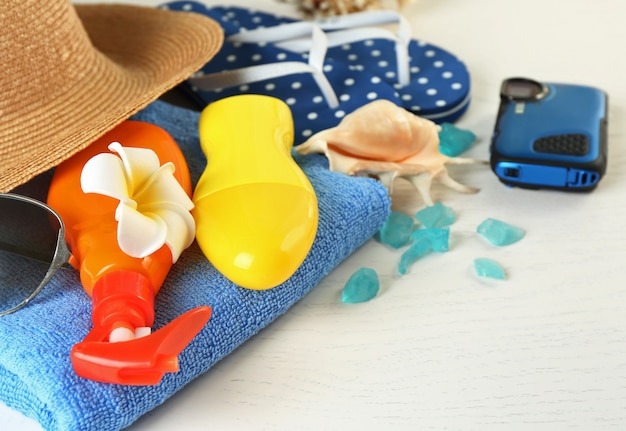 Zomer accessoires op houten tafel, close-up