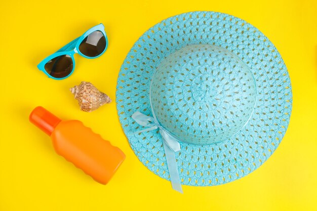 Zomer accessoires. strand accessoires. zonnebrandcrème, hoed en bril