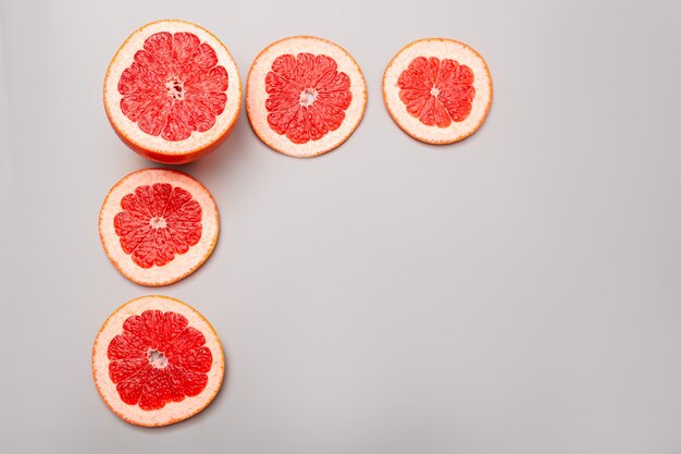 Zomer achtergrond concept: gesneden grapefruit, munt op grijze achtergrond