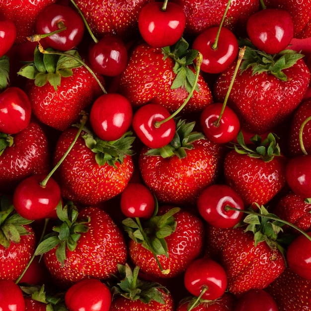 Zomer achtergrond van verse seizoensgebonden bessen aardbeien en kersen close-up.