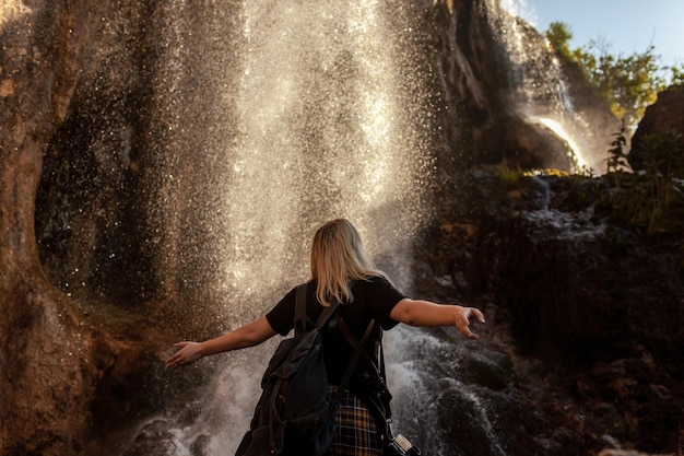 Zomer actieve rust Meisje op de achtergrond van een waterval Duizend jets