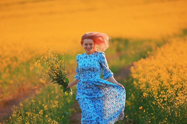 zomer activiteit veld bloemen meisje plezier jonge vrouw in dorp zonnig seizoen actief