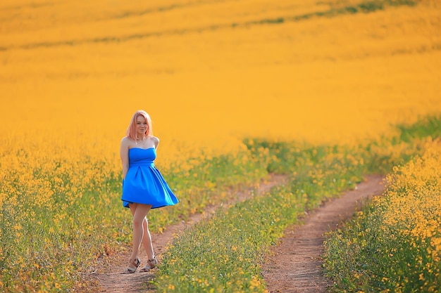 zomer activiteit veld bloemen meisje plezier jonge vrouw in dorp zonnig seizoen actief