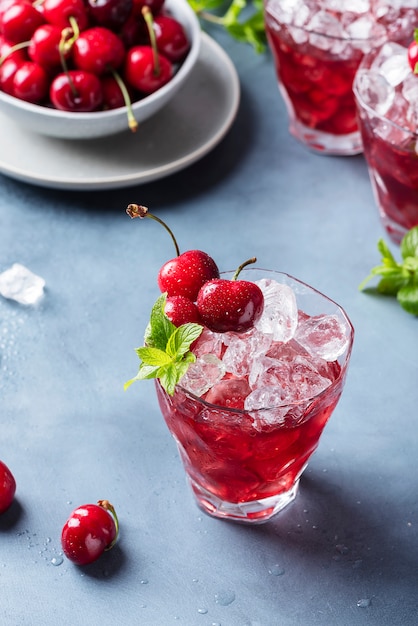 Zomer alcholische coktail met kers