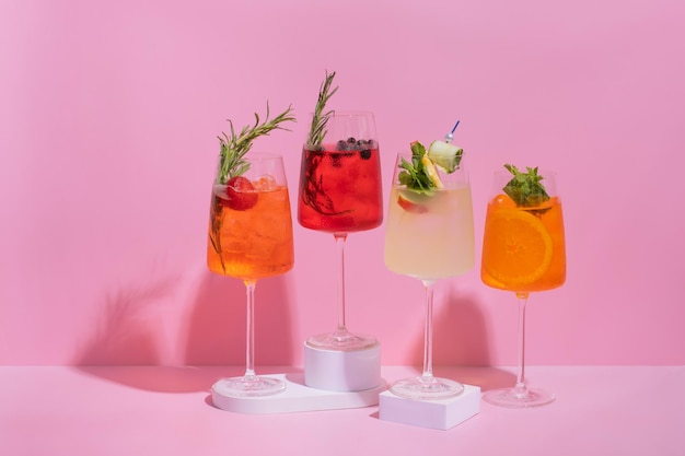 Zomer alcoholische cocktails met ijs Ontspannende verfrissende drankjes voor de hete zomer