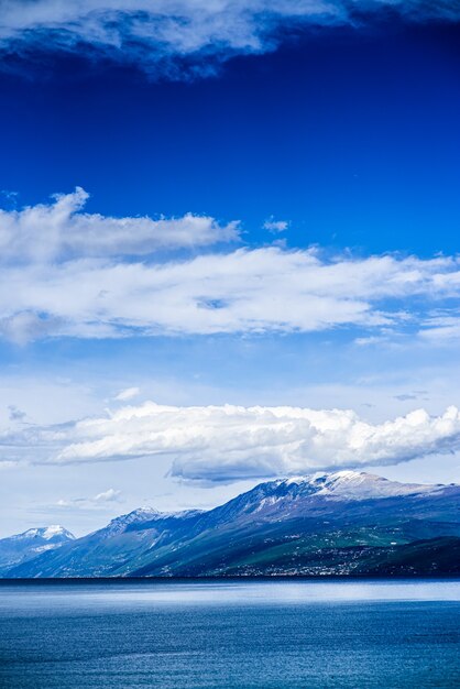 Zomer alpenmeer en bergen