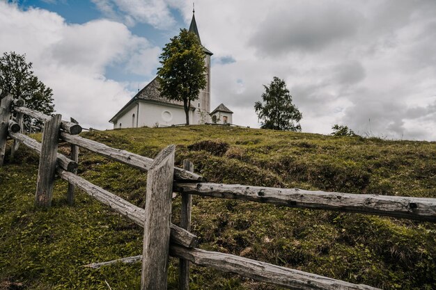 Zomer alpine landschap met hoge bergen en kerk Logar-vallei Logarska Dolina vanaf de panoramische weg Solcava, Slovenië