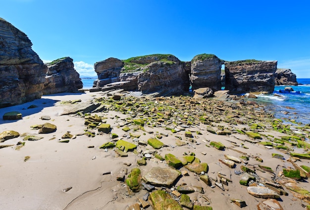 Zomer Atlantische kust landschap met strand en rotsformaties (Praia Das Illas, Spanje).