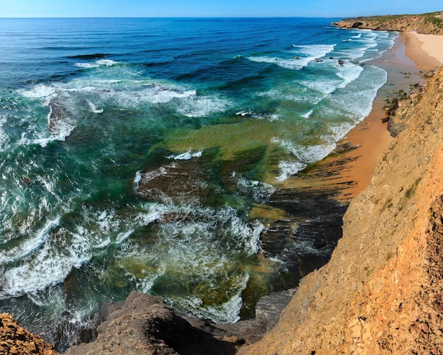 Zomer Atlantische Oceaan kust landschap en Monte Clerigo strand (Aljezur, Algarve, Portugal). Drie opnamen naaien een afbeelding met een hoge resolutie.