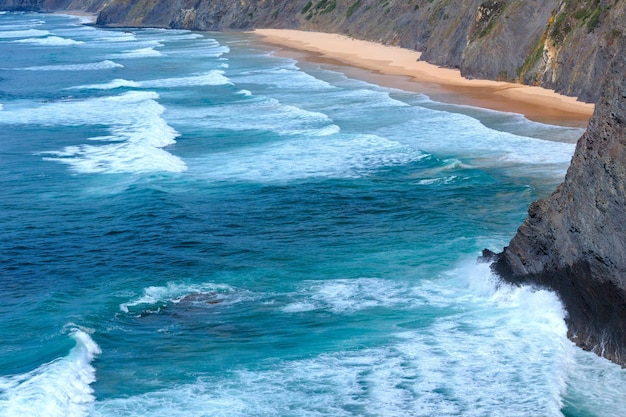 Zomer Atlantische Oceaan kust landschap met zandstrand (Aljezur, Algarve, Portugal).