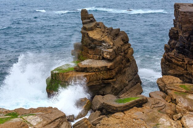 Zomer Atlantische Oceaan rotsachtige kust landschap (Peniche, Portugal).