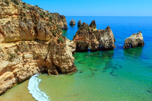Zomer Atlantische rotsachtige kustlijn bovenaanzicht (Portimao, Alvor, Algarve, Portugal).