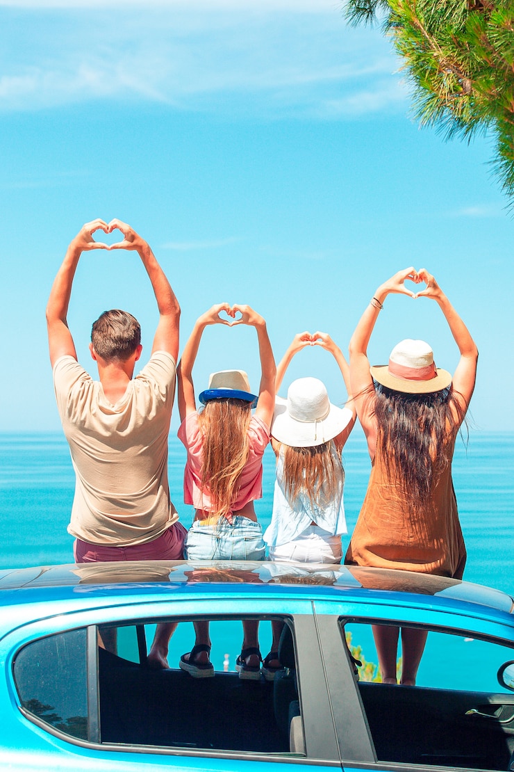 Foto zomer autorit en jong gezin op vakantie