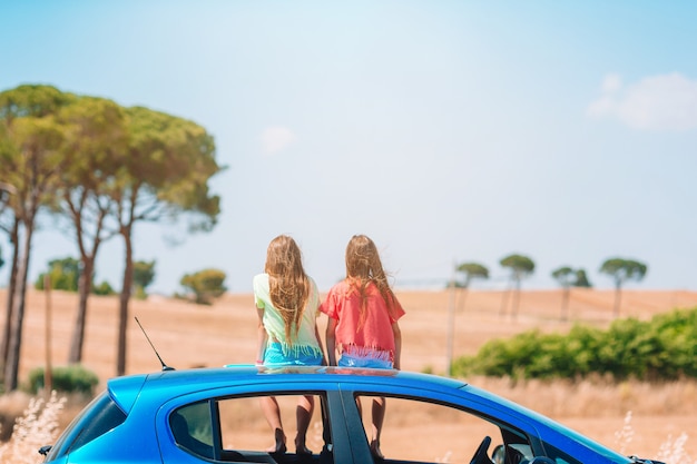 Zomer autorit en jong gezin op vakantie