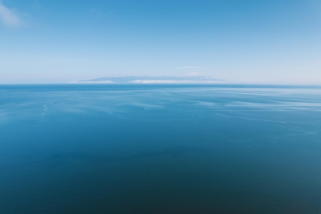 Zomer beelden van het Baikalmeer is een spleetmeer gelegen in het zuiden van Siberië, Rusland Baikalmeer zomer landschapsmening vanaf een klif in de buurt van Grandma's Bay. Drone's Eye View.