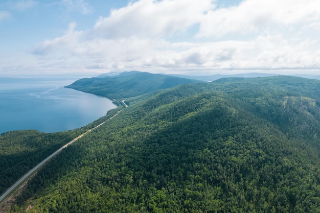 Zomer beelden van het Baikalmeer is een spleetmeer gelegen in het zuiden van Siberië, Rusland Baikalmeer zomer landschapsmening vanaf een klif in de buurt van Grandma's Bay. Drone's Eye View.