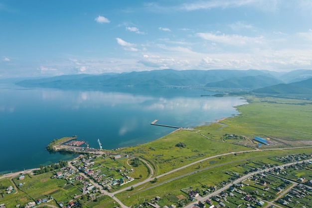 Zomer beelden van het Baikalmeer is een spleetmeer gelegen in het zuiden van Siberië, Rusland Baikalmeer zomer landschapsmening vanaf een klif in de buurt van Grandma's Bay. Drone's Eye View.