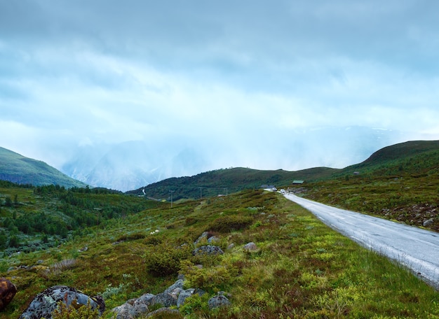 Zomer berg bewolkt landschap van weg